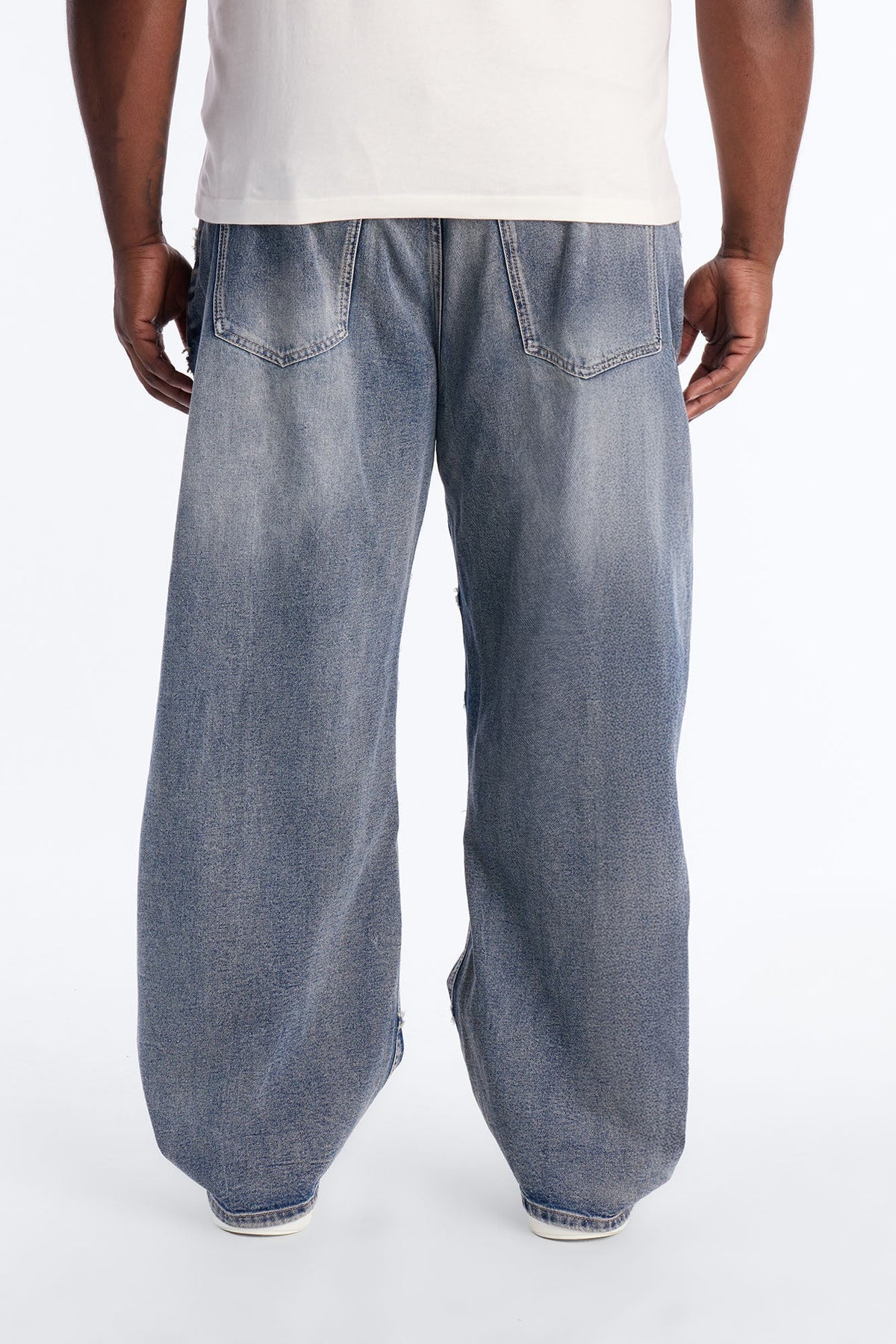Barrel Slanted Fray Jean - Medium Blue Wash